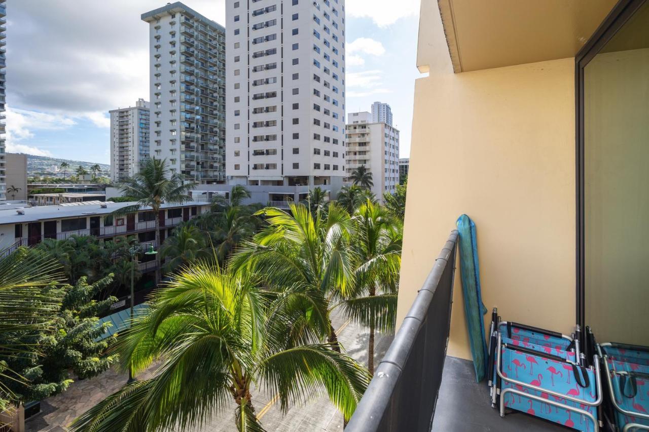 Gorgeous One Bedroom Bamboo Blocks From The Beach Гонолулу Екстер'єр фото